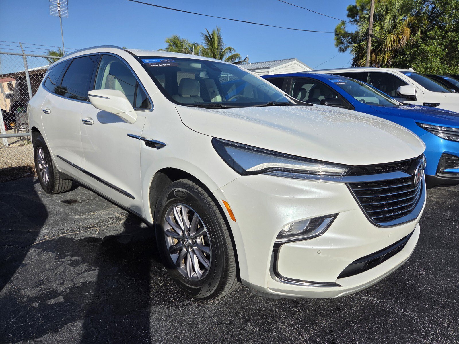 Used 2023 Buick Enclave Essence FWD image 3