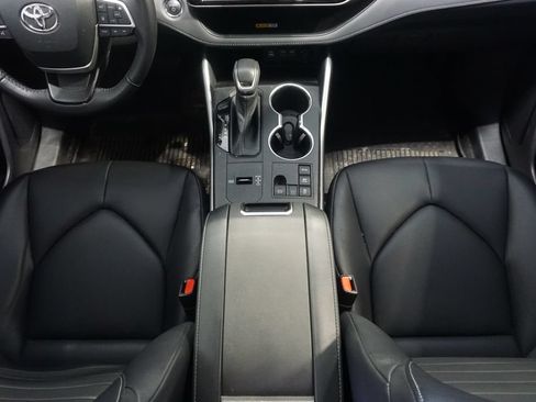 Used 2023 Toyota Highlander XLE AWD/4WD image 29
