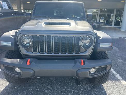 Used 2024 Jeep Gladiator Mojave w/ Technology Group AWD/4WD image 2