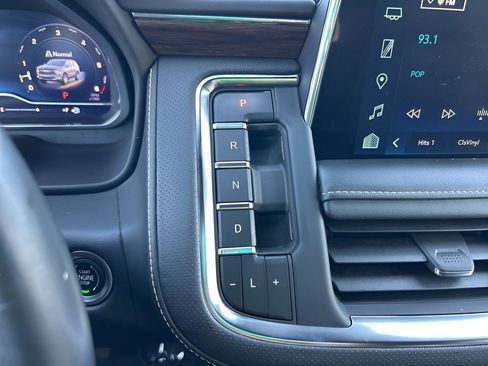 Used 2023 Chevrolet Suburban Premier RWD image 17