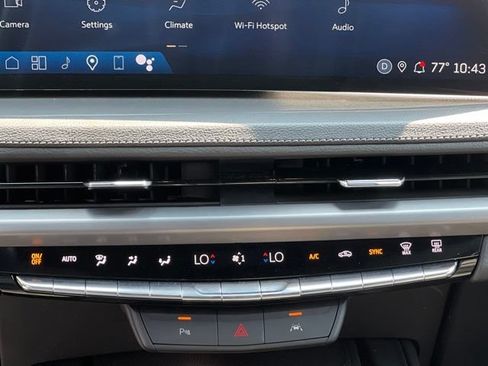 Used 2025 Cadillac XT4 Premium Luxury FWD image 9