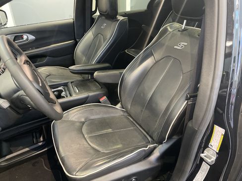 Used 2025 Chrysler Pacifica Limited FWD image 18
