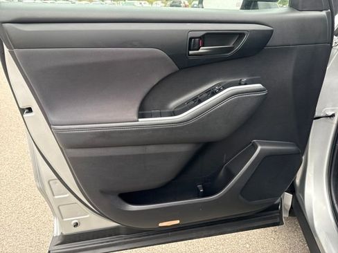 Used 2024 Toyota Highlander LE image 9