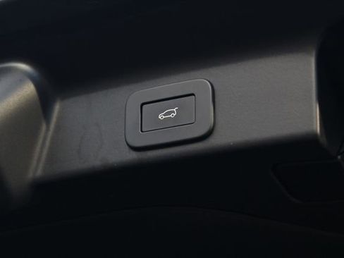 Used 2023 Jaguar F-PACE SVR image 12