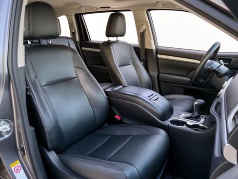 Used 2017 Toyota Highlander XLE AWD/4WD image 30