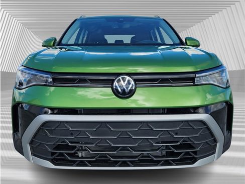 New 2025 Volkswagen Taos SE image 3