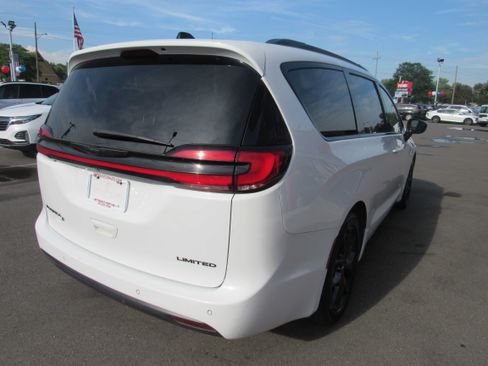 Used 2025 Chrysler Pacifica Limited FWD image 5