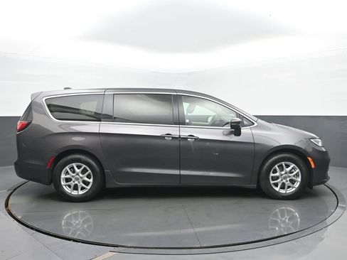 Used 2023 Chrysler Pacifica Touring-L FWD image 6
