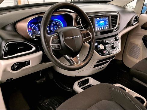 Used 2020 Chrysler Voyager L image 12