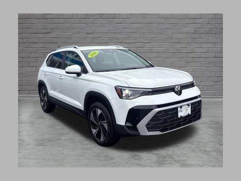 Used 2026 Volkswagen Taos SE AWD/4WD image 1