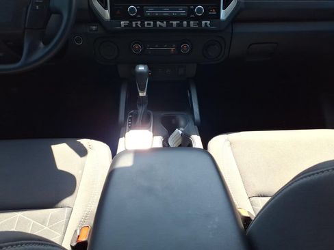 Used 2025 Nissan Frontier SV RWD image 11