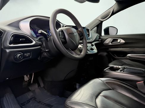 Used 2022 Chrysler Pacifica Touring-L w/ S Appearance Package FWD image 2