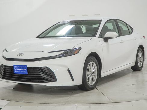 Used 2025 Toyota Camry LE AWD/4WD image 4