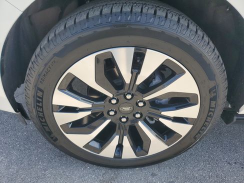 Used 2025 Ford Expedition Platinum w/ Driver's Package image 10