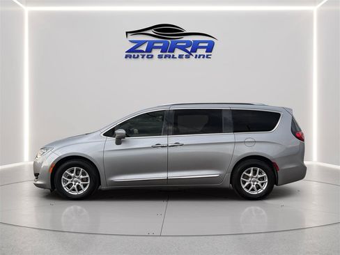 Used 2020 Chrysler Pacifica Touring-L FWD image 4