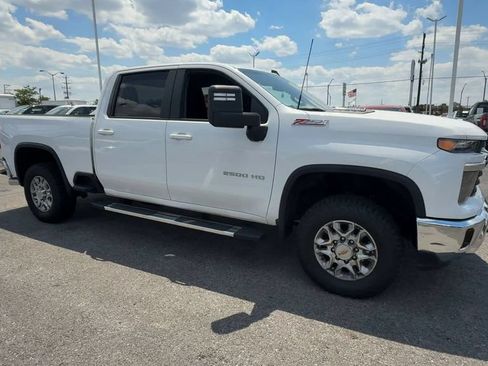 Used 2024 Chevrolet Silverado 2500 LT AWD/4WD image 2