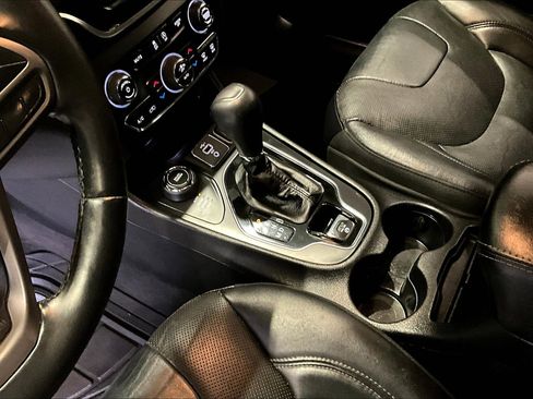 Used 2019 Jeep Cherokee Limited image 17