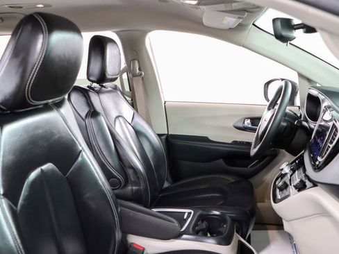 Used 2023 Chrysler Pacifica Touring-L image 27