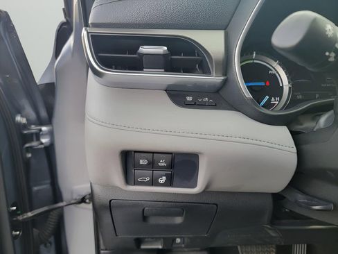 Used 2021 Toyota Highlander Limited image 19