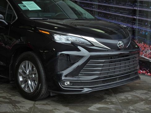 Certified 2026 Toyota Sienna XLE FWD image 2
