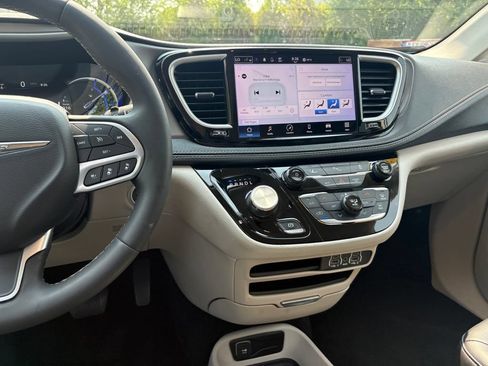 Used 2023 Chrysler Pacifica Touring-L FWD image 23