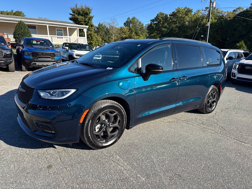 Used 2025 Chrysler Pacifica Premium FWD image 1