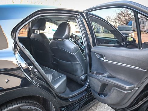 Used 2023 Toyota Camry SE image 14