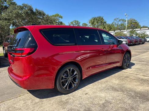 New 2026 Chrysler Pacifica Select image 3
