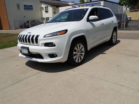 Used 2018 Jeep Cherokee Overland AWD/4WD image 3