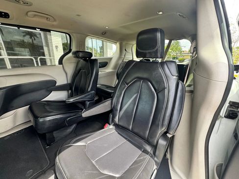 Used 2023 Chrysler Pacifica Touring-L AWD/4WD image 13