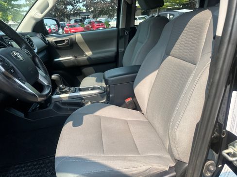 Used 2019 Toyota Tacoma SR5 AWD/4WD image 9