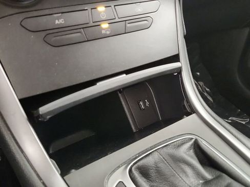 Used 2017 Ford Edge SE image 16