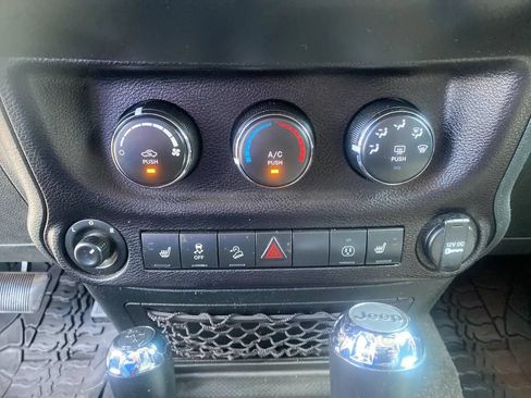 Used 2018 Jeep Wrangler Unlimited Sahara AWD/4WD image 16