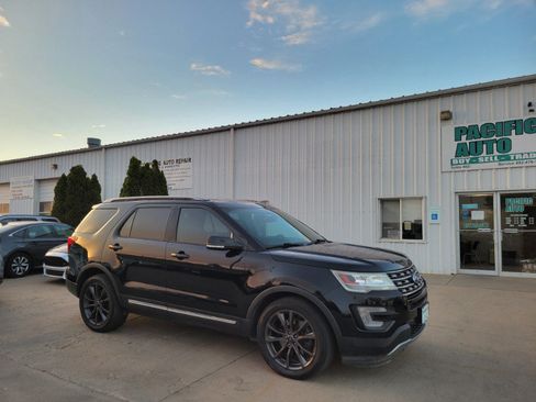 Used 2017 Ford Explorer XLT w/ Equipment Group 202A FWD image 10