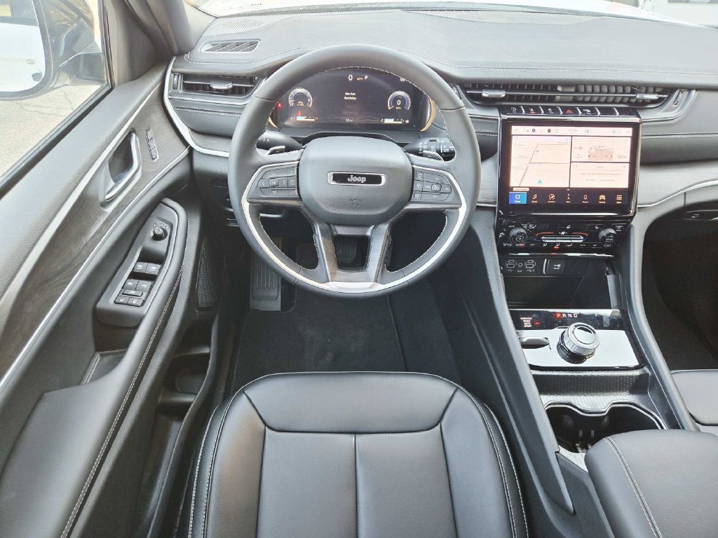 Certified 2025 Jeep Grand Cherokee Limited AWD/4WD image 13