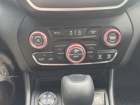 Used 2019 Jeep Cherokee Trailhawk AWD/4WD image 22