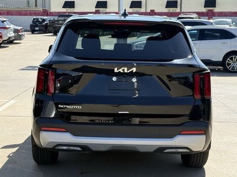 Used 2025 Kia Sorento LX FWD image 5