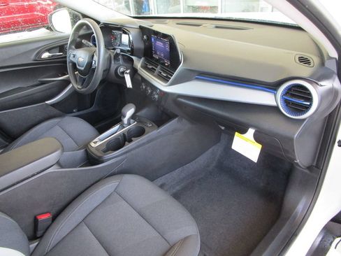 Used 2025 Chevrolet Trax LS FWD image 23