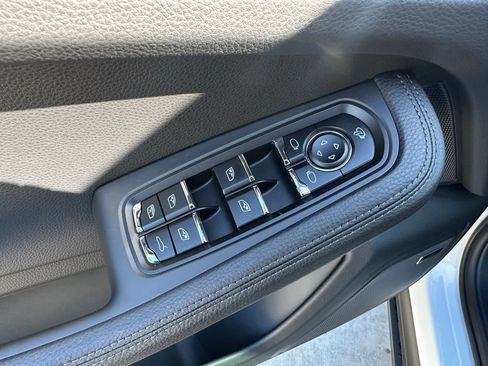 Used 2026 Porsche Macan AWD/4WD image 21
