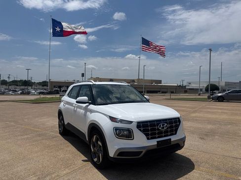 Used 2025 Hyundai Venue SEL FWD image 1