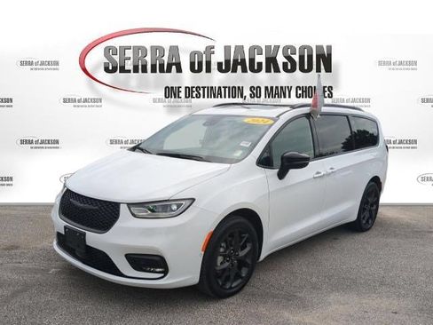 Used 2024 Chrysler Pacifica Limited w/ Uconnect Theater Family Group AWD/4WD image 5