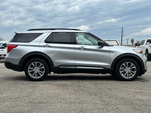 Certified 2022 Ford Explorer XLT w/ Equipment Group 202A image 3