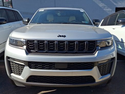 New 2026 Jeep Grand Cherokee Limited w/ Limited Altitude Package AWD/4WD image 2