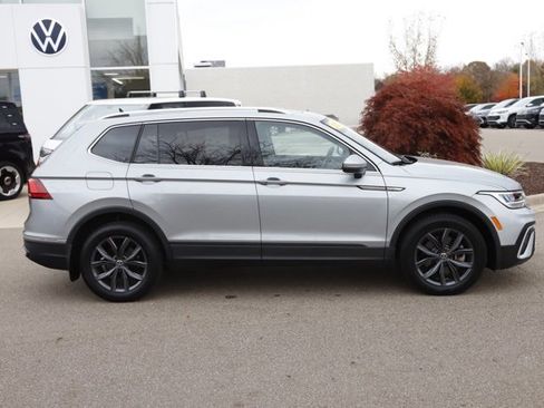 Used 2022 Volkswagen Tiguan SE image 2