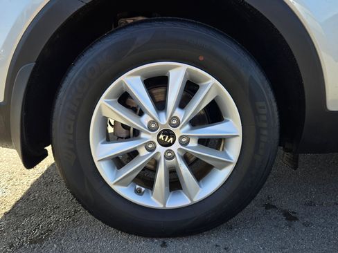 Certified 2019 Kia Sorento LX image 17