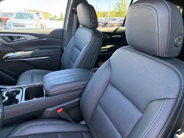 Used 2025 Chevrolet Traverse LT FWD image 17