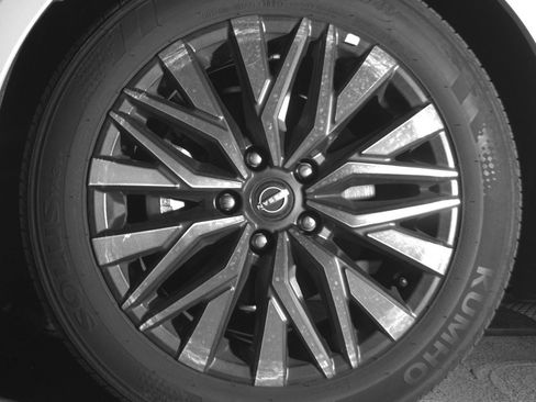 Used 2025 Nissan Altima 2.5 SV FWD image 12