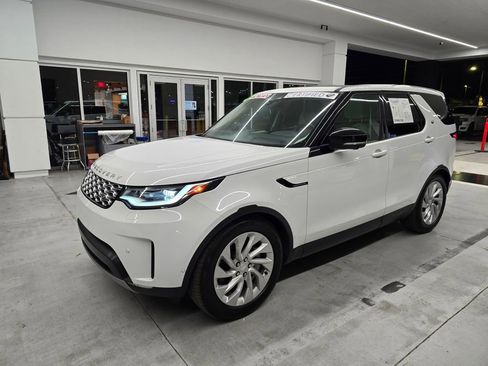 Used 2025 Land Rover Discovery S image 2