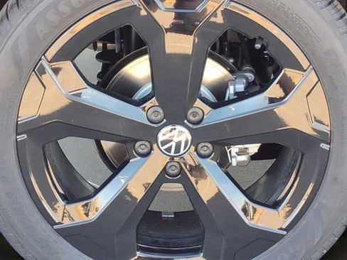 New 2026 Volkswagen Taos SE image 3