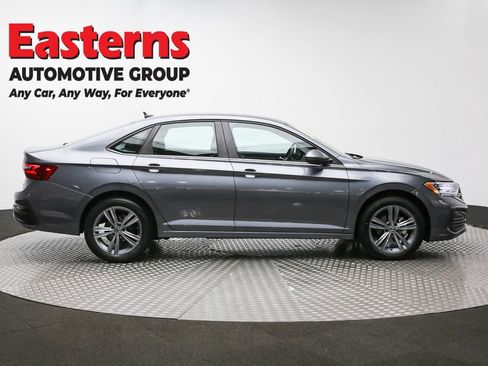 Used 2024 Volkswagen Jetta SE image 4